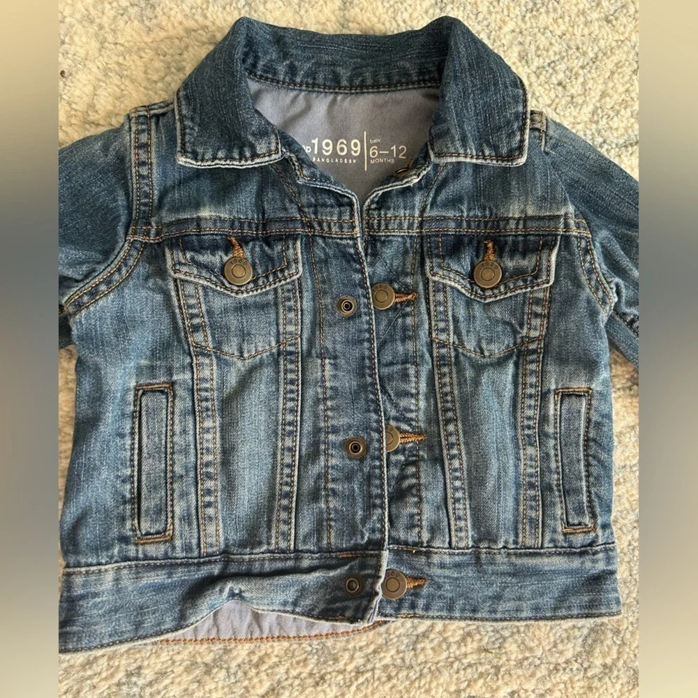 Baby Gap blue Denim Jacket size 6-12 months boy/girl
